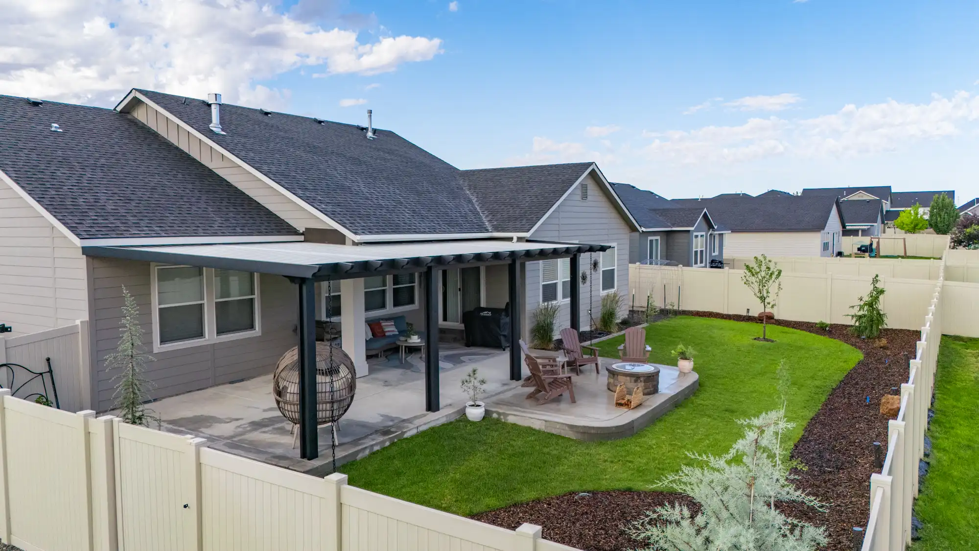Custom aluminum patio cover installed over a backyard patio in Meridian, Idaho.